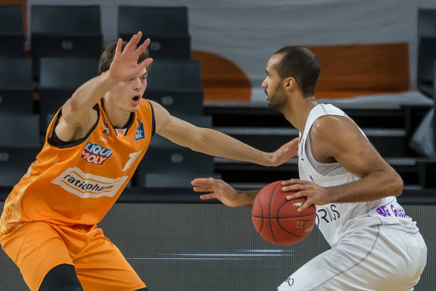 他们立于不 他们立于不