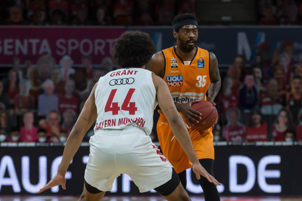 两队在中场 两队在中场